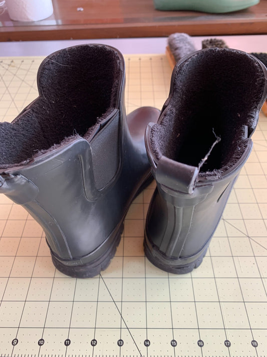 Black Rubber Chelsea Rain Boots - Faux Fur Lined - Men’s Size 9 (US) / EUR 40.5 photo 2