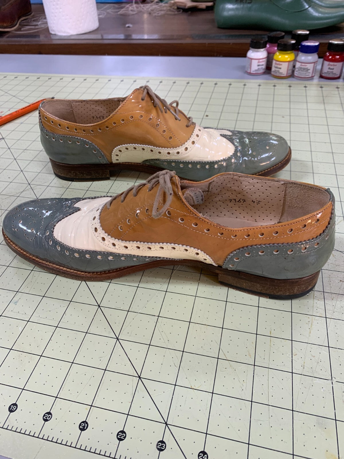 Women’s Spectator Oxford Shoes Size 42 Gray Cream Tan Wingtip Patent Leather photo 6