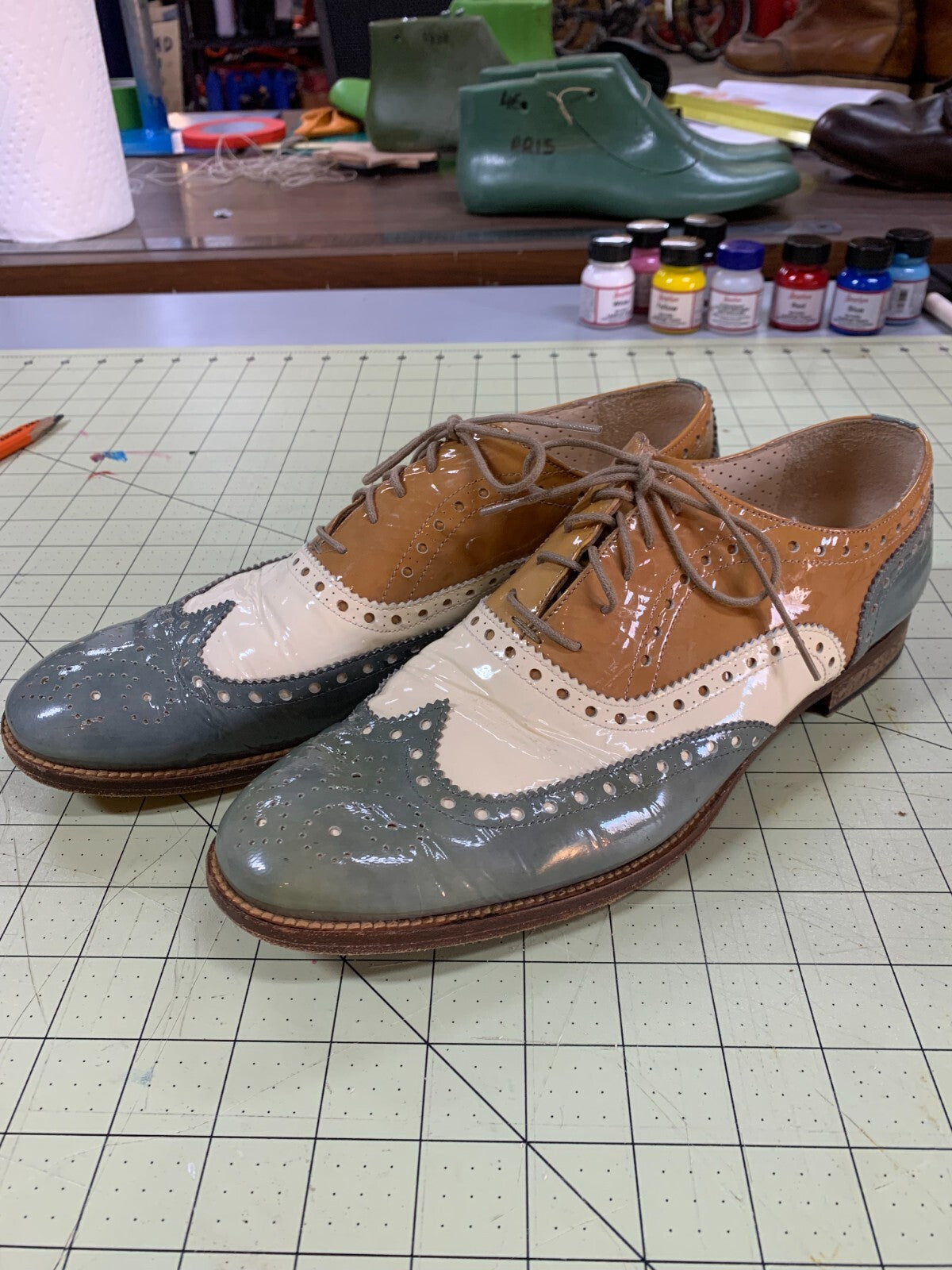 Women’s Spectator Oxford Shoes Size 42 Gray Cream Tan Wingtip Patent Leather photo 2
