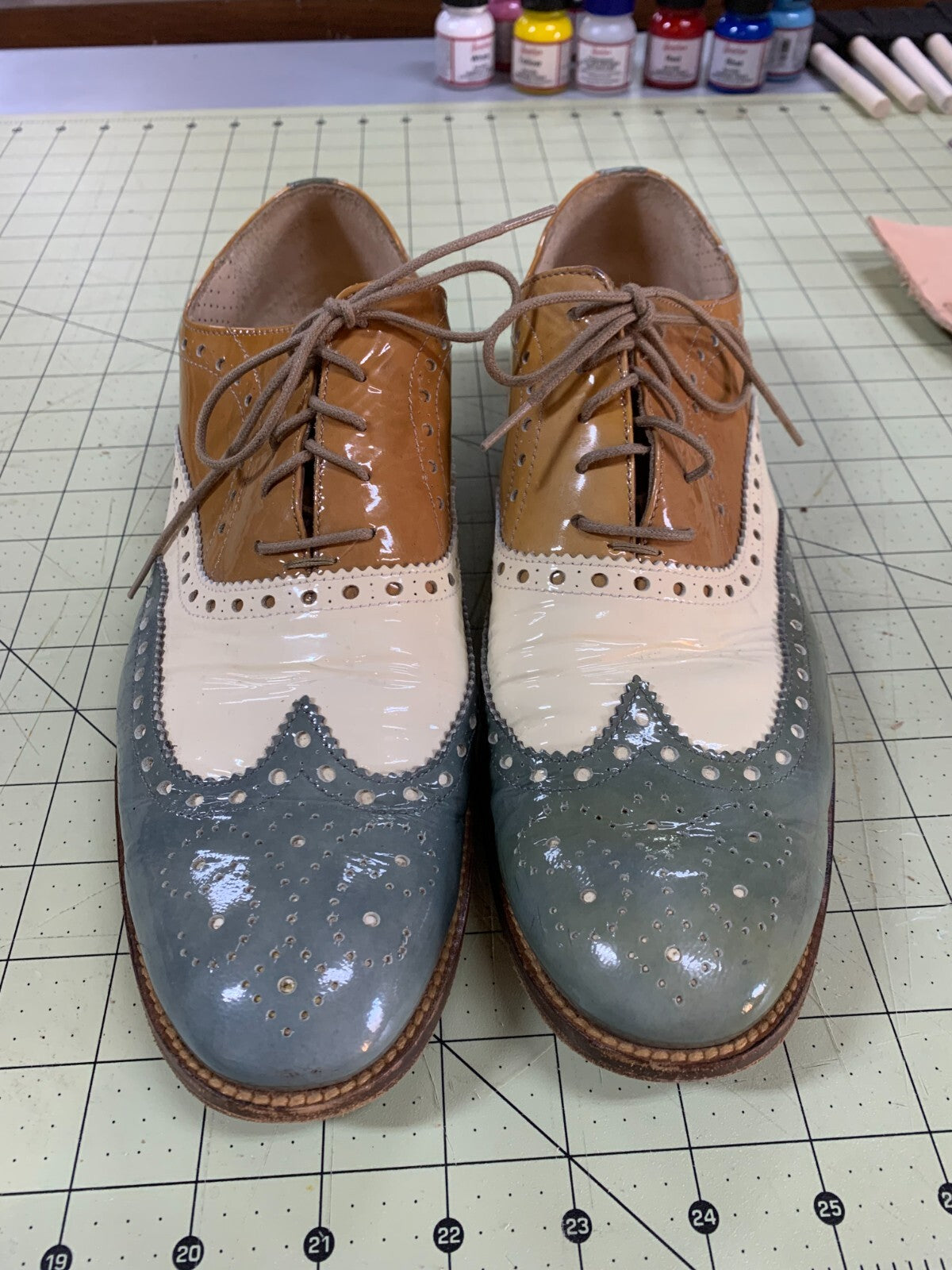 Women’s Spectator Oxford Shoes Size 42 Gray Cream Tan Wingtip Patent Leather photo 3