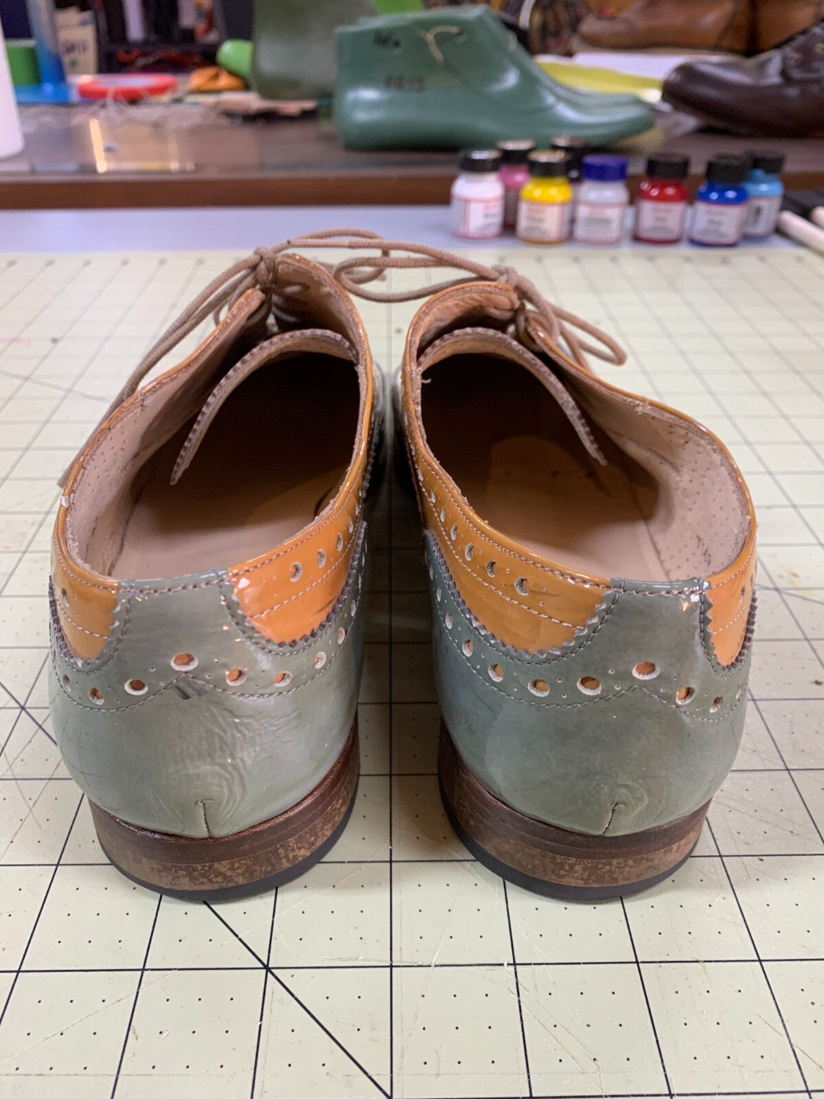 Women’s Spectator Oxford Shoes Size 42 Gray Cream Tan Wingtip Patent Leather photo 4